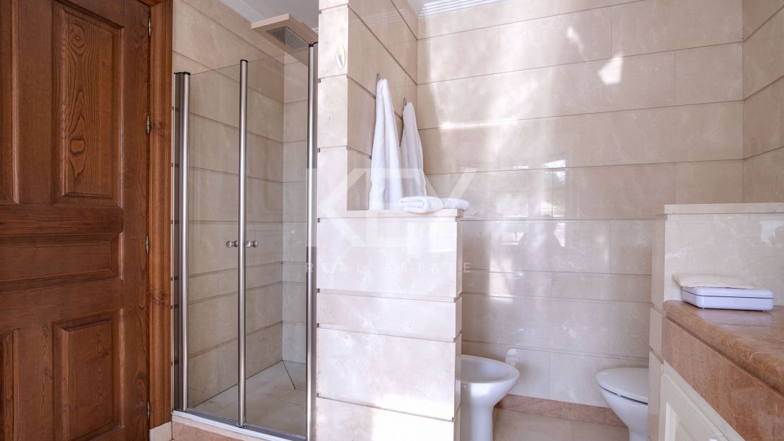 Fantastic villa for sale in close proximity to the renowned golf courses in Los Arqueros, Benahavis