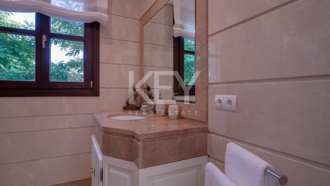 Fantastic villa for sale in close proximity to the renowned golf courses in Los Arqueros, Benahavis