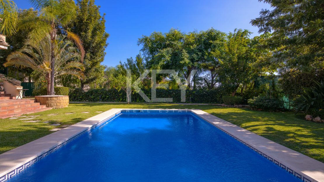 Fantastic villa for sale in close proximity to the renowned golf courses in Los Arqueros, Benahavis