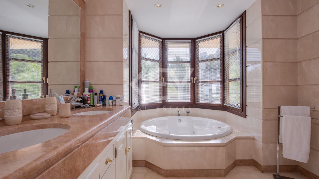 Fantastic villa for sale in close proximity to the renowned golf courses in Los Arqueros, Benahavis