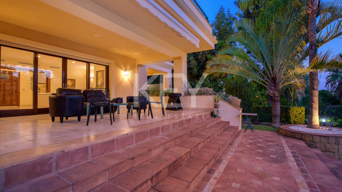 Fantastic villa for sale in close proximity to the renowned golf courses in Los Arqueros, Benahavis