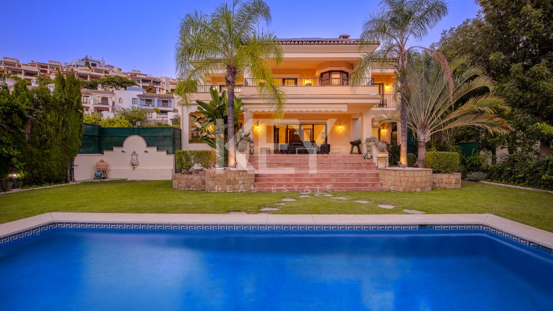 Fantastic villa for sale in close proximity to the renowned golf courses in Los Arqueros, Benahavis