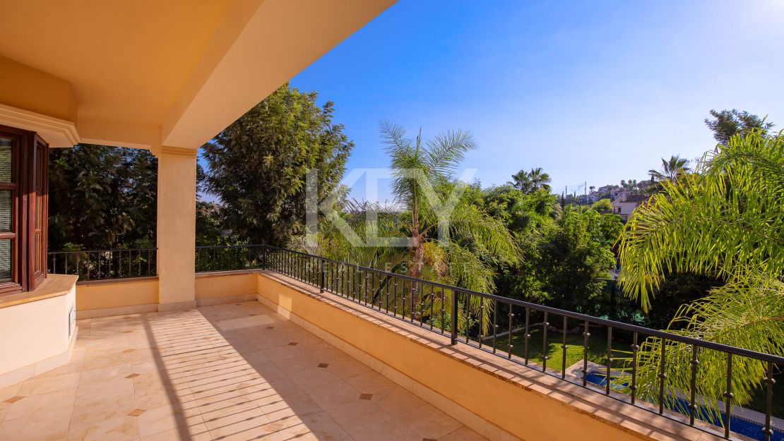 Fantastic villa for sale in close proximity to the renowned golf courses in Los Arqueros, Benahavis