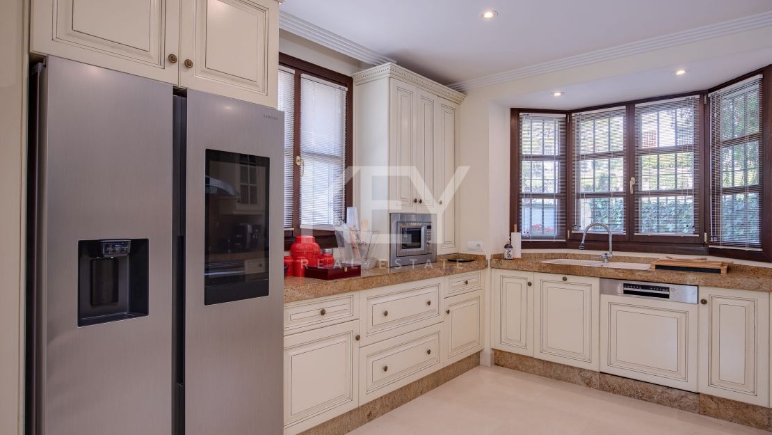 Fantastic villa for sale in close proximity to the renowned golf courses in Los Arqueros, Benahavis