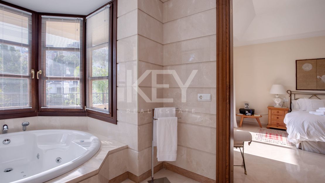 Fantastic villa for sale in close proximity to the renowned golf courses in Los Arqueros, Benahavis