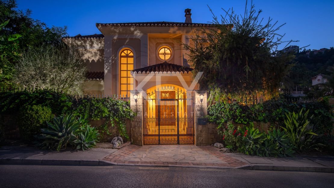 Fantastic villa for sale in close proximity to the renowned golf courses in Los Arqueros, Benahavis