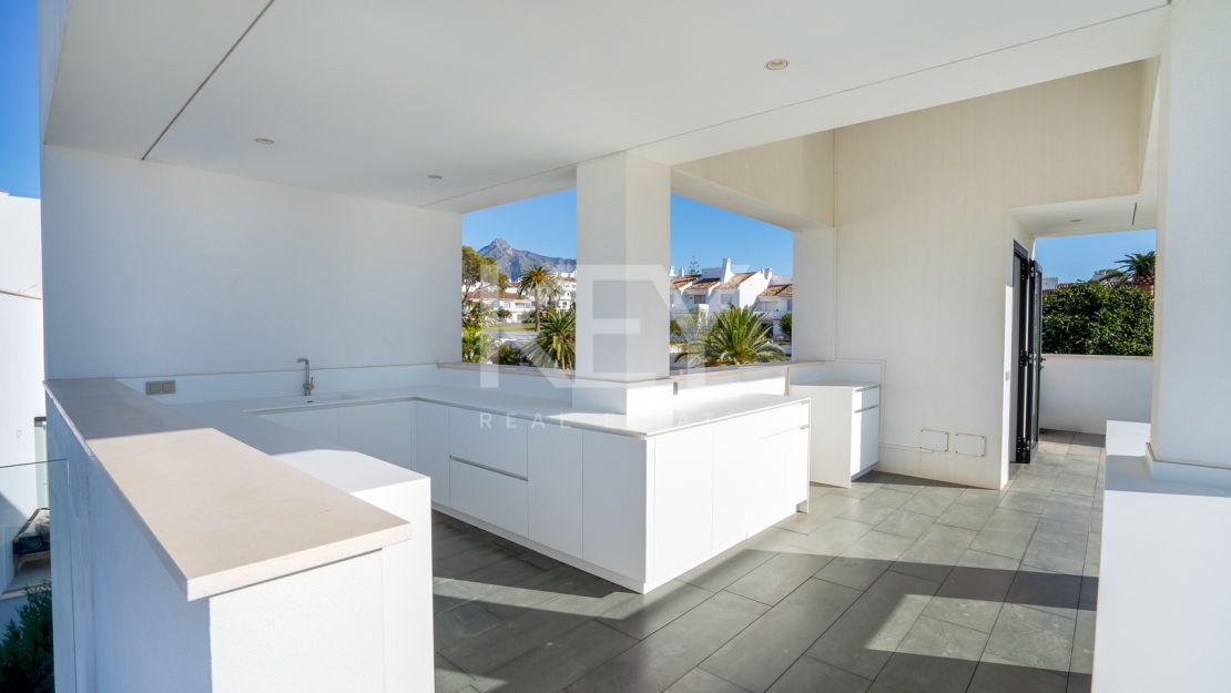 Contemporary Villa in the heart of Puerto Banus