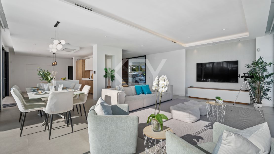 Villa Eva for rent with panoramic views of the golf course in El Campanario, Estepona