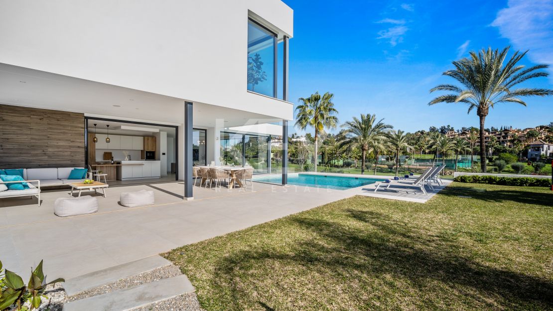 Villa Eva for rent with panoramic views of the golf course in El Campanario, Estepona