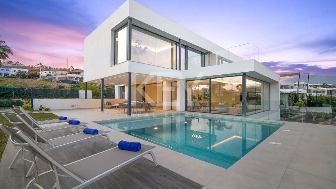 Villa Eva for rent with panoramic views of the golf course in El Campanario, Estepona