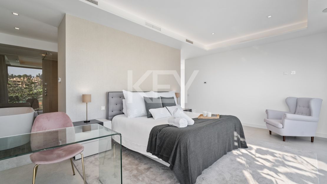 Villa Eva for rent with panoramic views of the golf course in El Campanario, Estepona