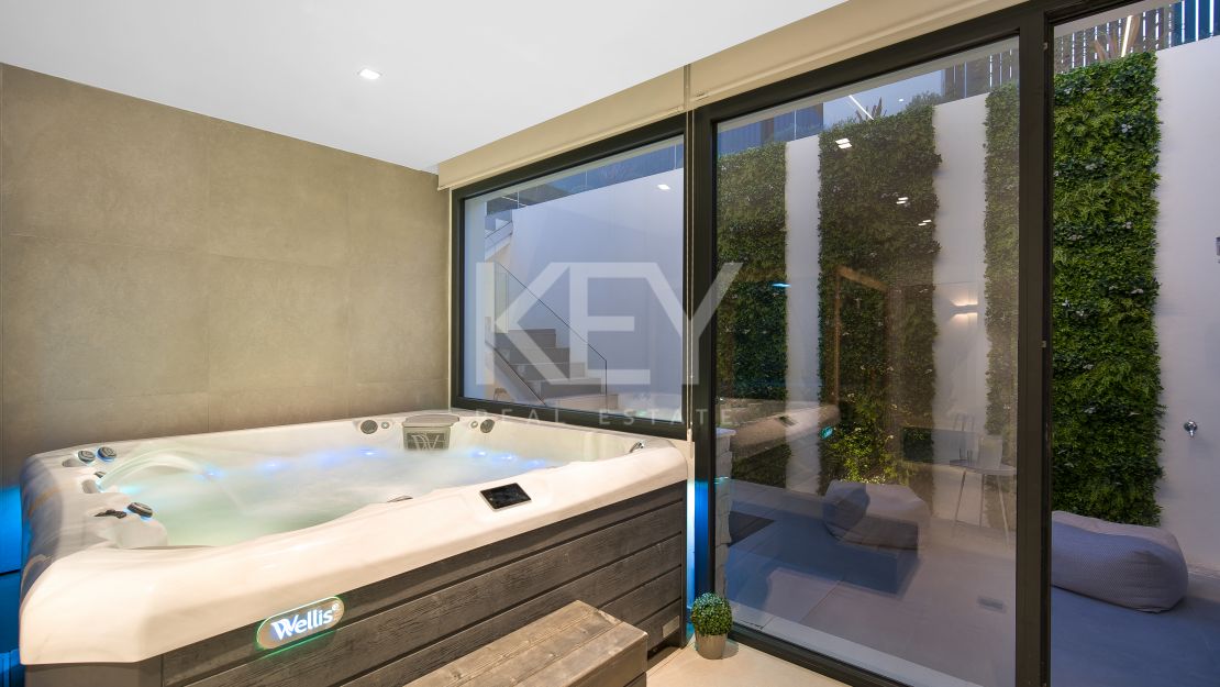 Villa Eva for rent with panoramic views of the golf course in El Campanario, Estepona