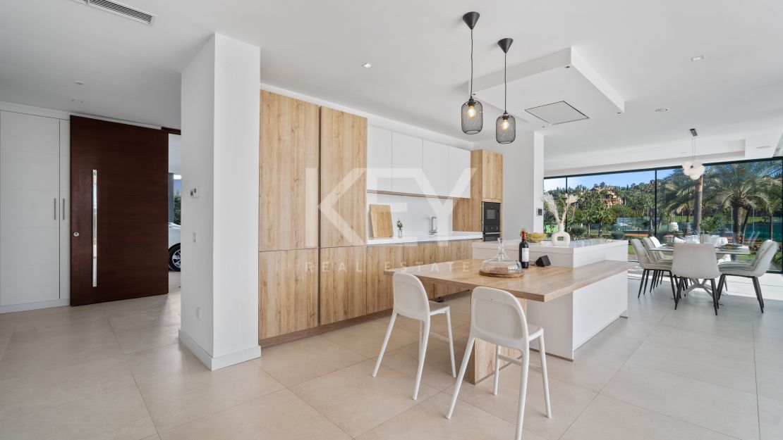 Villa Eva for rent with panoramic views of the golf course in El Campanario, Estepona