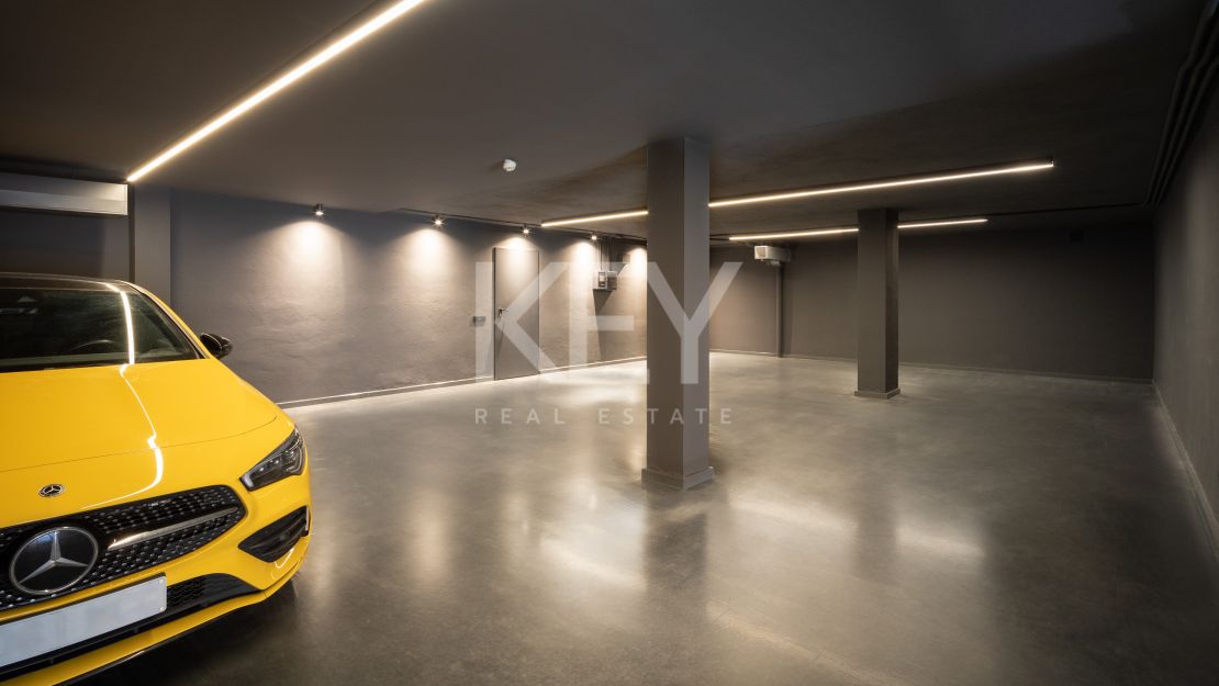 Recientemente renovada, moderna casa adosada en venta en la Milla de Oro, Marbella.