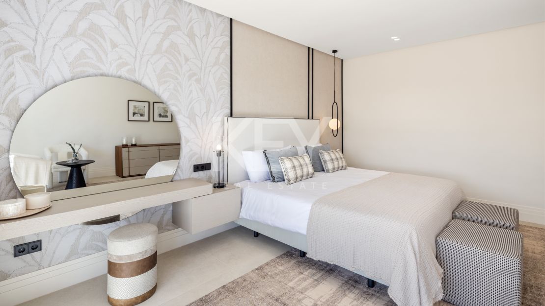 Recientemente renovada, moderna casa adosada en venta en la Milla de Oro, Marbella.