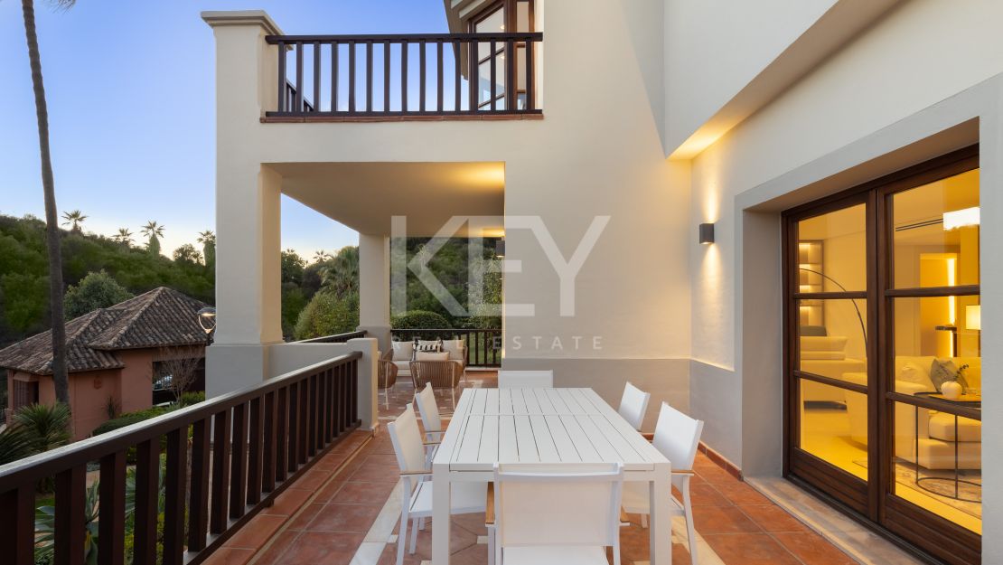 Recientemente renovada, moderna casa adosada en venta en la Milla de Oro, Marbella.