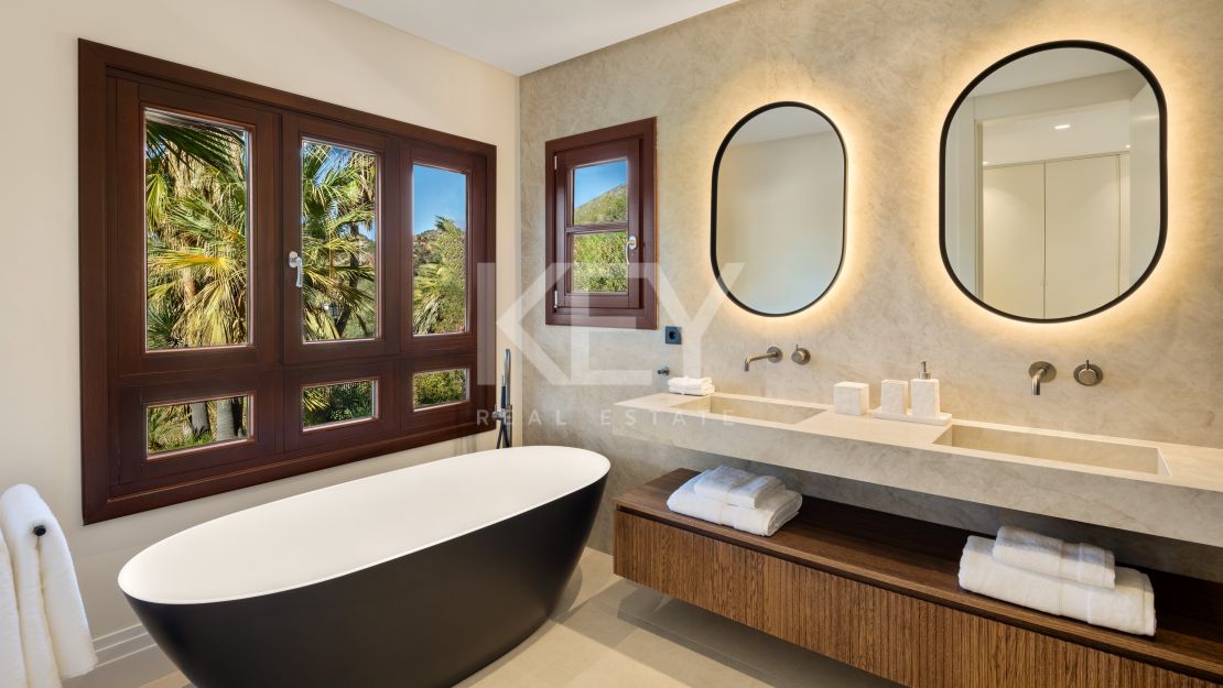 Recientemente renovada, moderna casa adosada en venta en la Milla de Oro, Marbella.