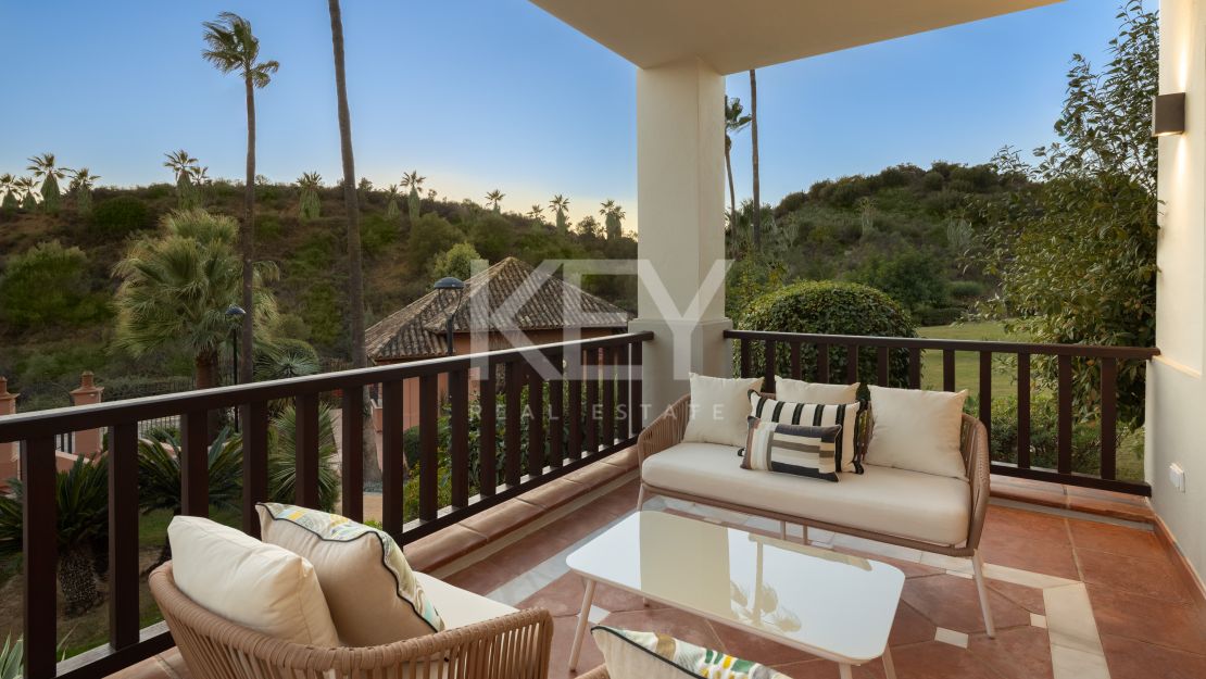 Recientemente renovada, moderna casa adosada en venta en la Milla de Oro, Marbella.