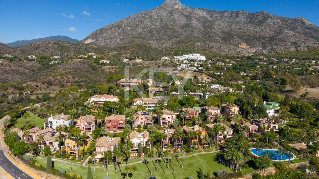 Recientemente renovada, moderna casa adosada en venta en la Milla de Oro, Marbella.