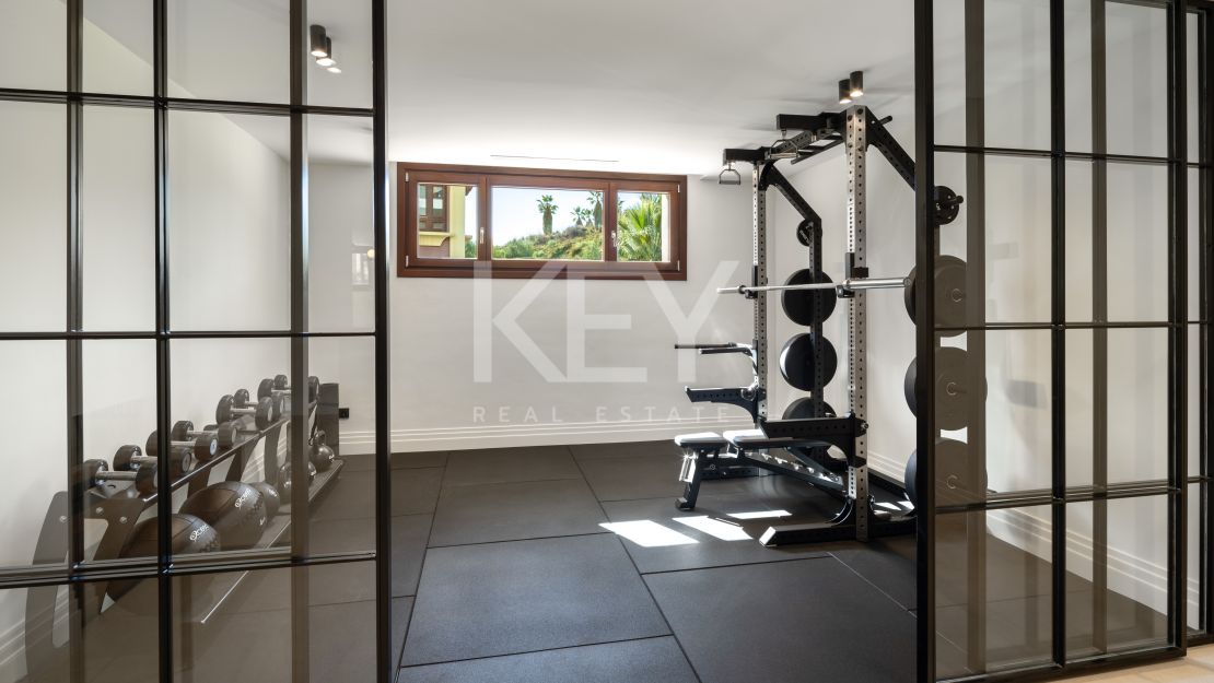 Recientemente renovada, moderna casa adosada en venta en la Milla de Oro, Marbella.