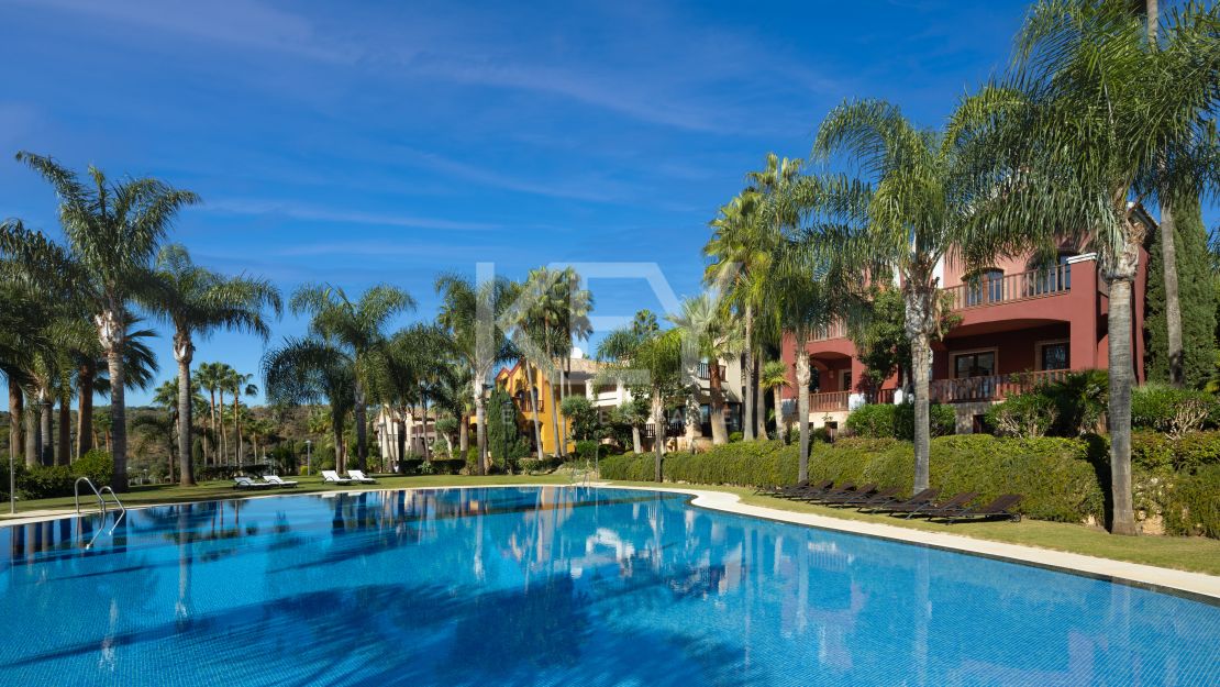 Recientemente renovada, moderna casa adosada en venta en la Milla de Oro, Marbella.