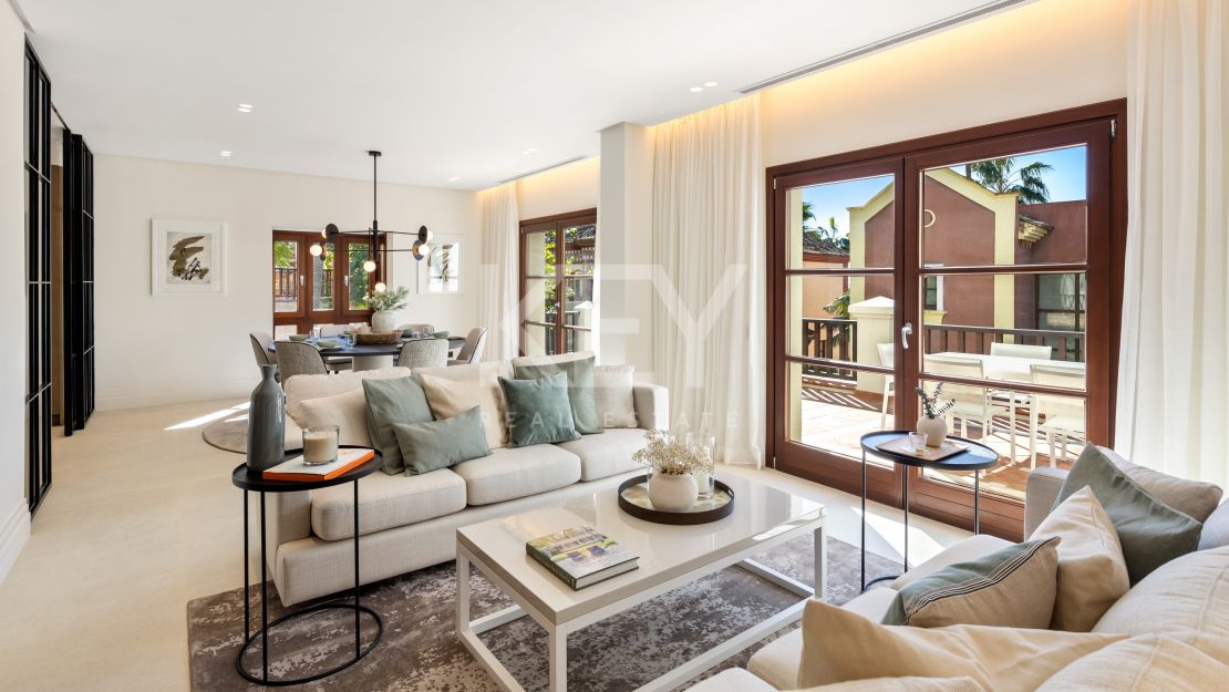 Recientemente renovada, moderna casa adosada en venta en la Milla de Oro, Marbella.