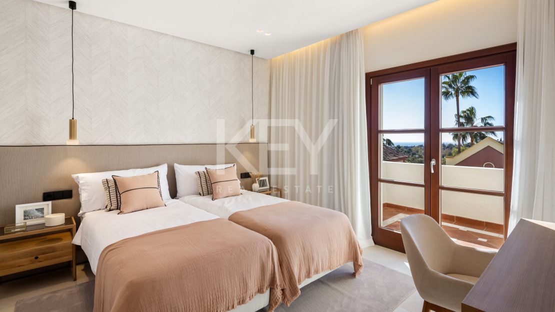 Recientemente renovada, moderna casa adosada en venta en la Milla de Oro, Marbella.