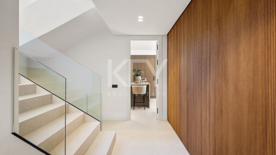 Recientemente renovada, moderna casa adosada en venta en la Milla de Oro, Marbella.