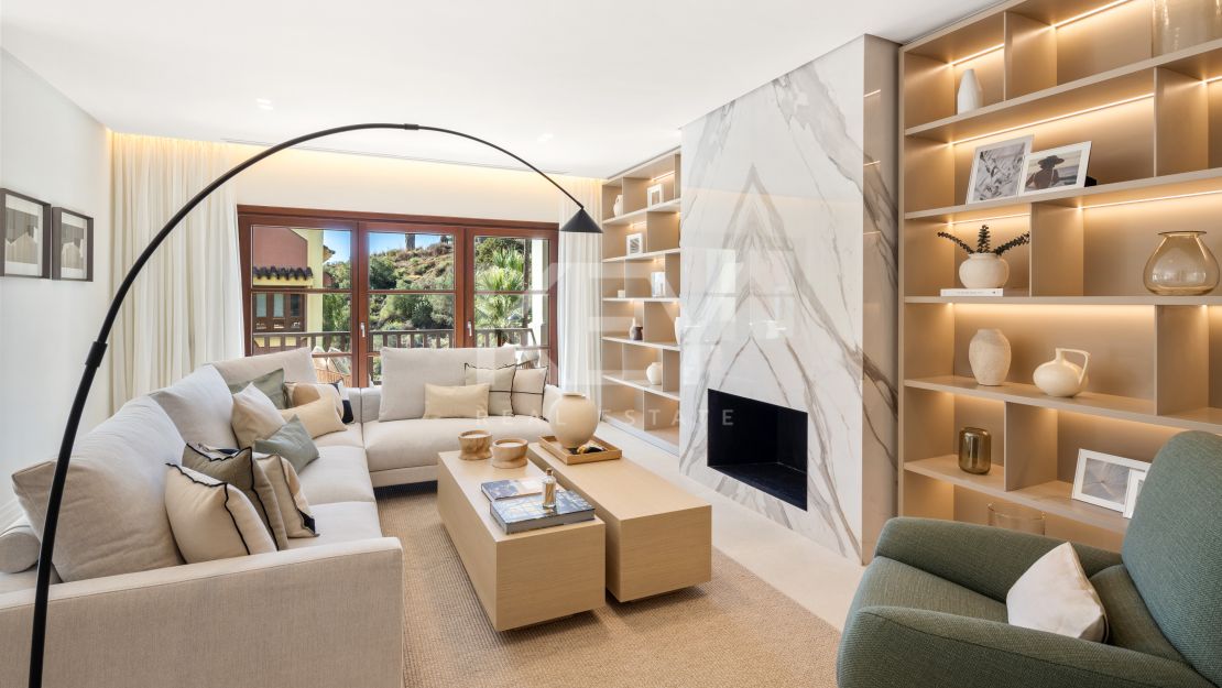 Recientemente renovada, moderna casa adosada en venta en la Milla de Oro, Marbella.