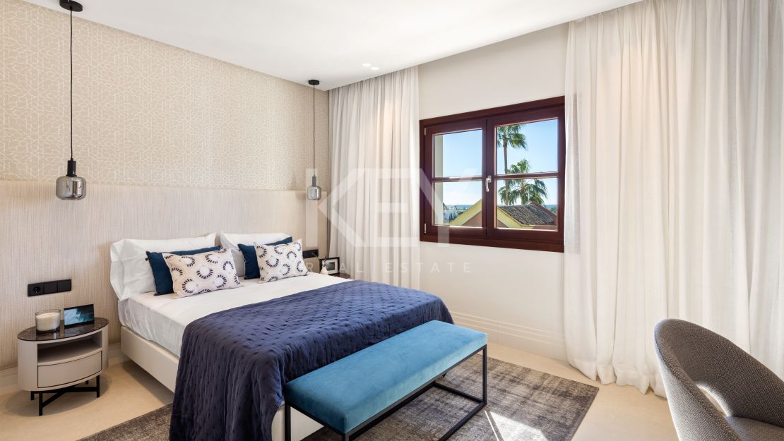 Recientemente renovada, moderna casa adosada en venta en la Milla de Oro, Marbella.