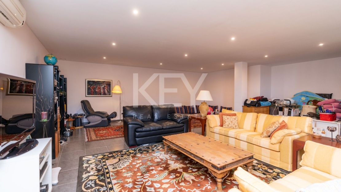 Stunning sea and mountain views villa for sale in Benahavis