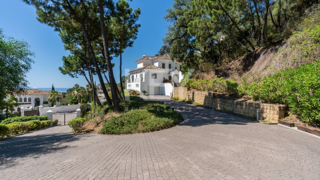Stunning sea and mountain views villa for sale in Benahavis