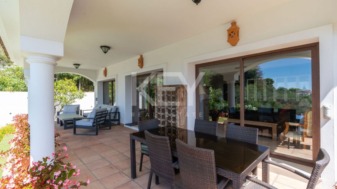 Stunning sea and mountain views villa for sale in Benahavis