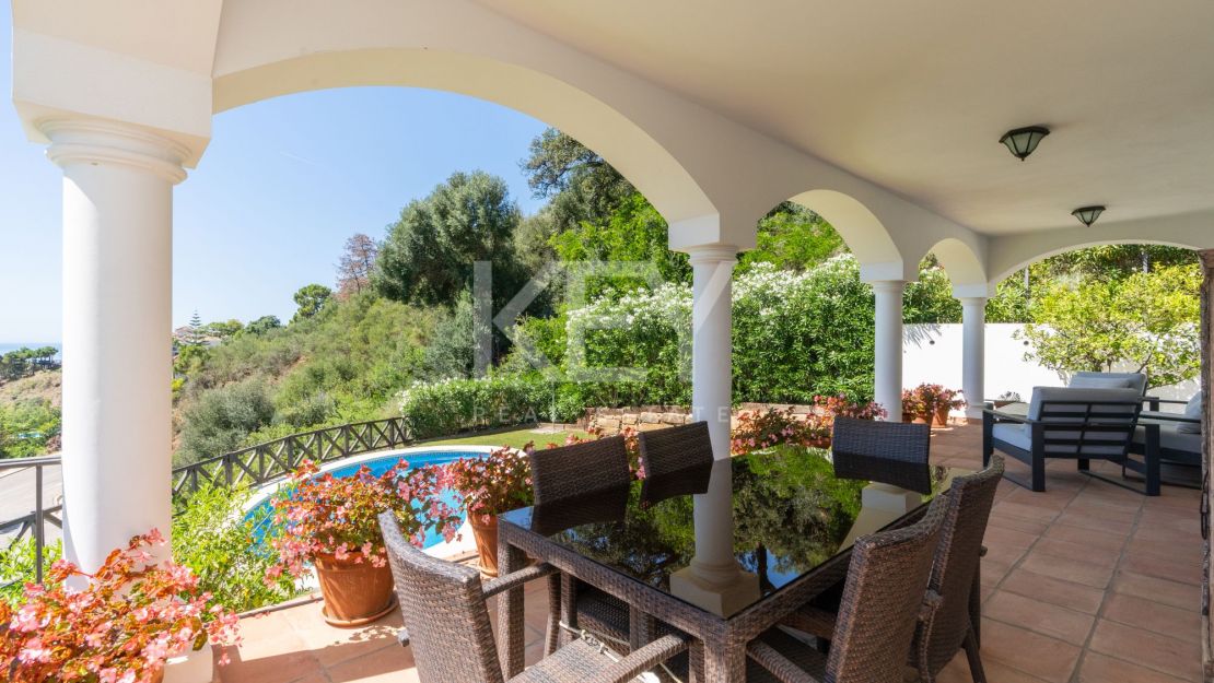Stunning sea and mountain views villa for sale in Benahavis