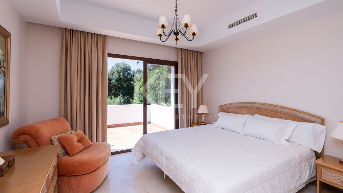 Stunning sea and mountain views villa for sale in Benahavis