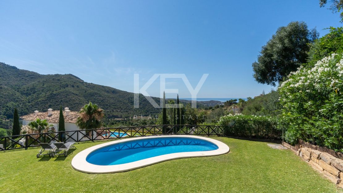 Stunning sea and mountain views villa for sale in Benahavis
