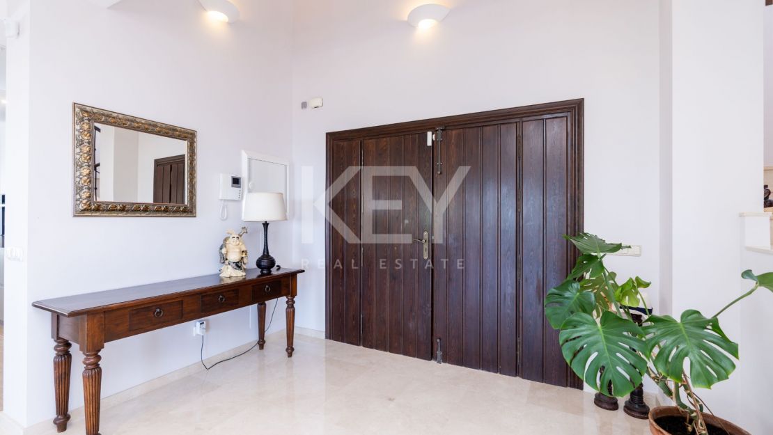 Stunning sea and mountain views villa for sale in Benahavis