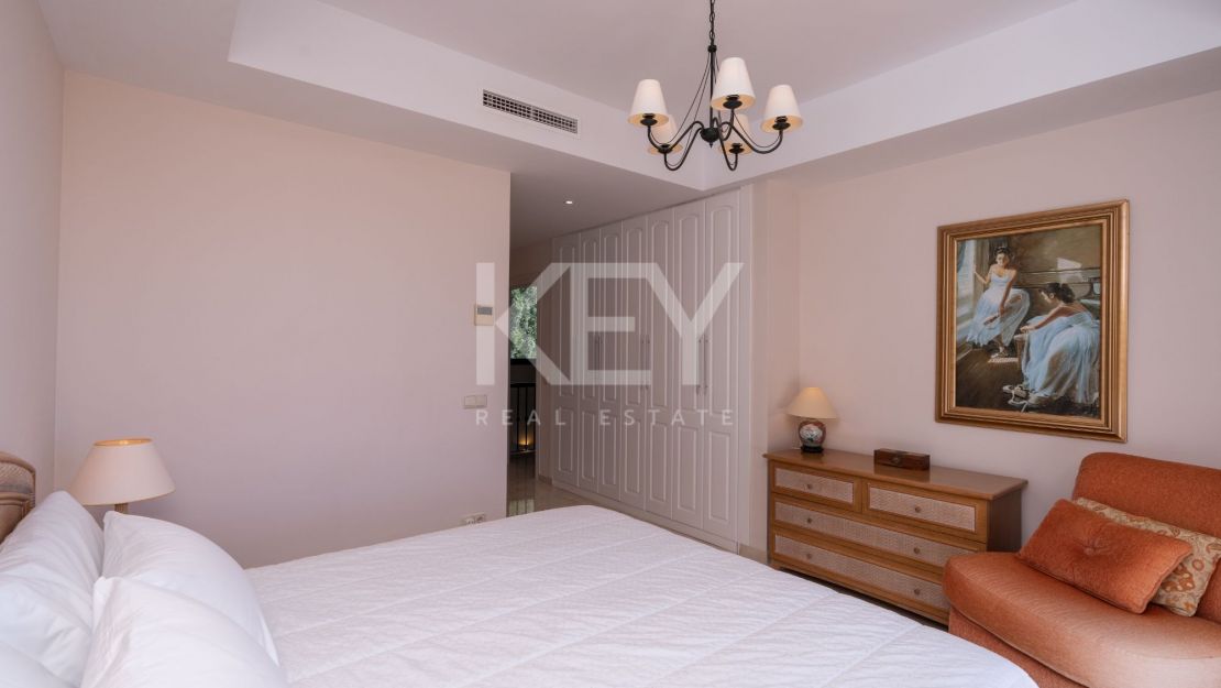 Stunning sea and mountain views villa for sale in Benahavis