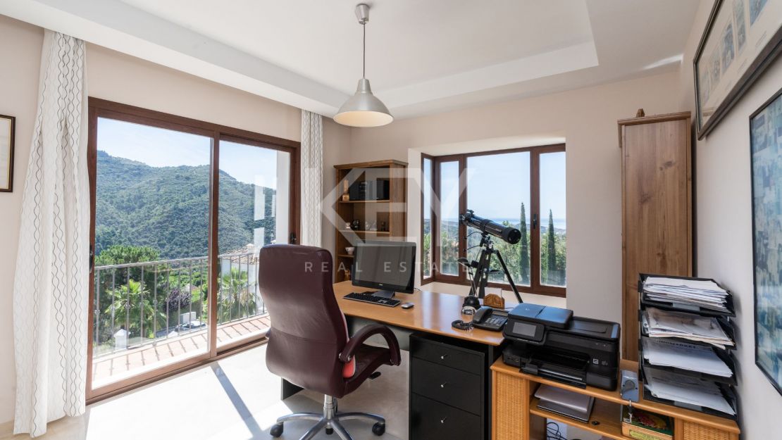 Stunning sea and mountain views villa for sale in Benahavis
