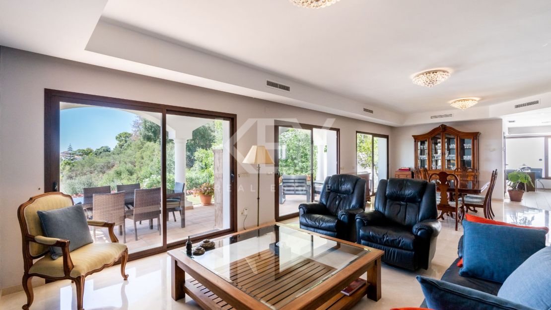 Stunning sea and mountain views villa for sale in Benahavis