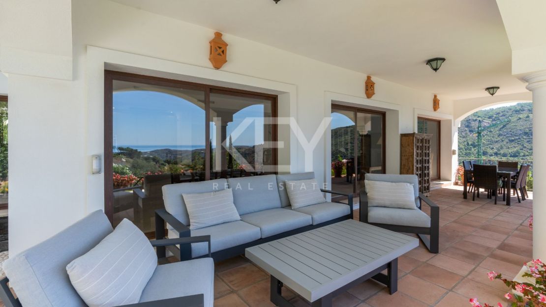 Stunning sea and mountain views villa for sale in Benahavis