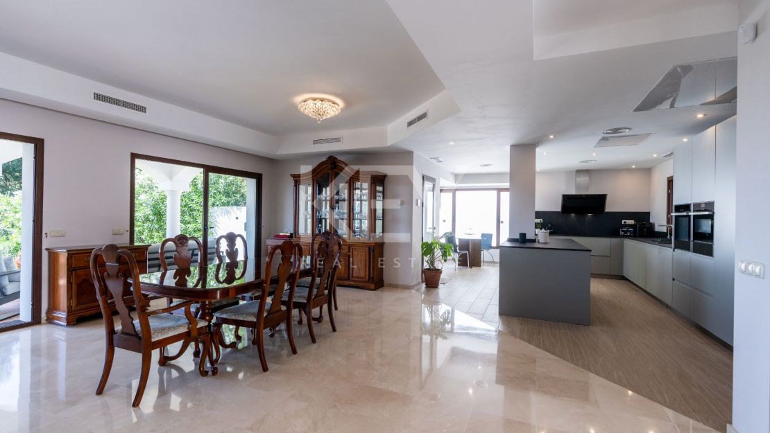 Stunning sea and mountain views villa for sale in Benahavis