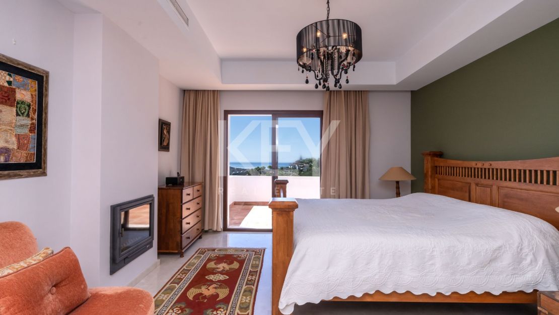 Stunning sea and mountain views villa for sale in Benahavis