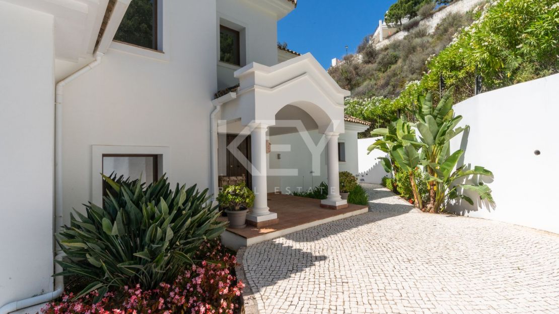 Stunning sea and mountain views villa for sale in Benahavis