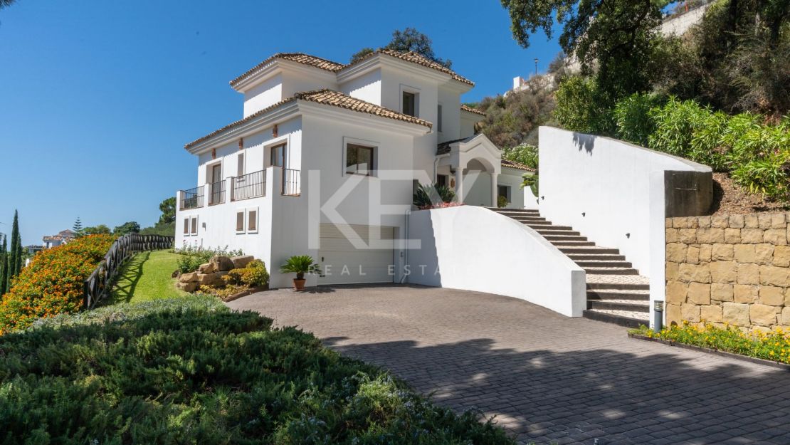 Stunning sea and mountain views villa for sale in Benahavis