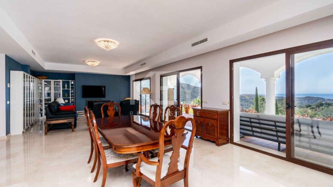 Stunning sea and mountain views villa for sale in Benahavis