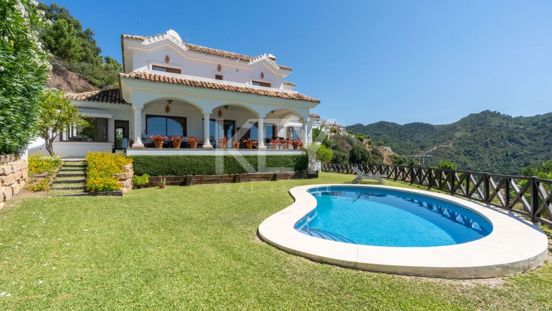 Stunning sea and mountain views villa for sale in Benahavis