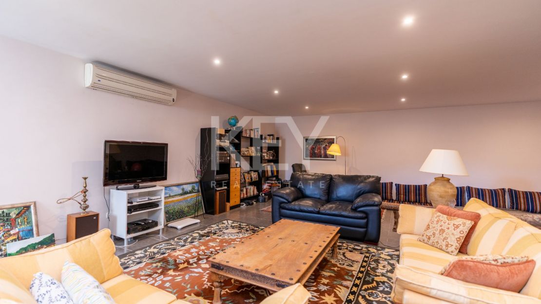Stunning sea and mountain views villa for sale in Benahavis
