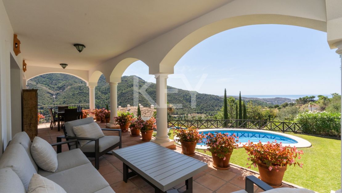 Stunning sea and mountain views villa for sale in Benahavis