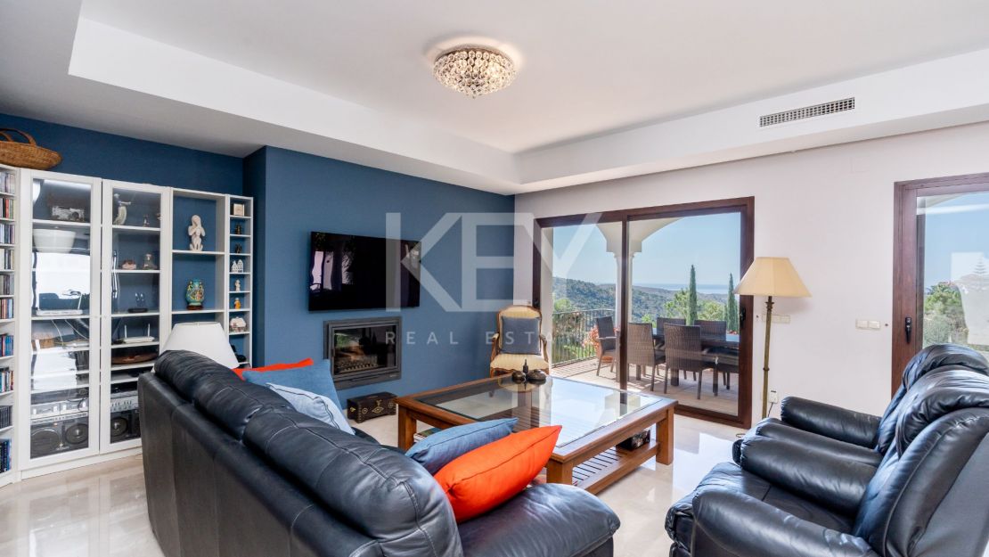 Stunning sea and mountain views villa for sale in Benahavis